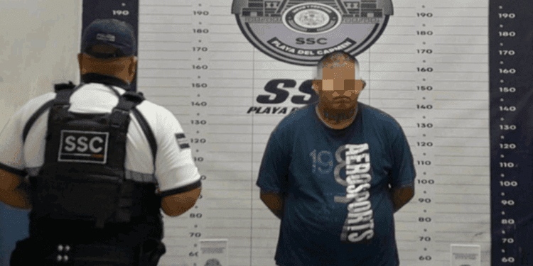 Detienen a sujeto por delitos contra la salud en comercio de Playa del Carmen