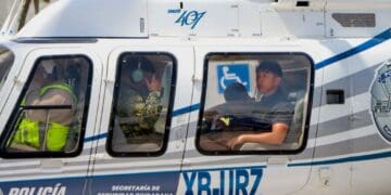 Helicóptero del Gobierno de Estefanía Mercado rescata a dos personas frente a las costas de Punta Allen