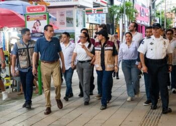 Estefanía Mercado encabeza recorrido en la Quinta Avenida para poner orden y atender problemáticas de este emblemático lugar de Playa del Carmen