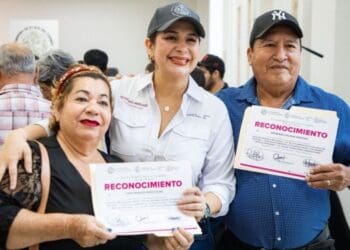 Estefanía Mercado entrega reconocimientos a adultos mayores del programa Vigilantes Ciudadanos