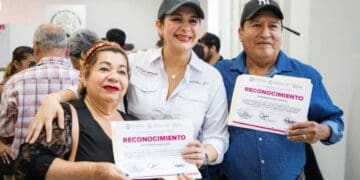 Estefanía Mercado entrega reconocimientos a adultos mayores del programa Vigilantes Ciudadanos