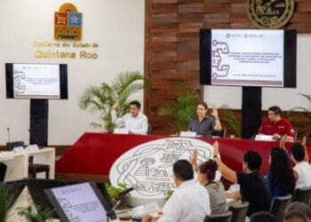 Estefanía Mercado oficializa en Cabildo que el color “Arena Playa” será el color de la ciudad, dejando atrás los colores partidistas