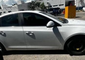 Aseguran policías de Playa del Carmen un vehículo con reporte de robo