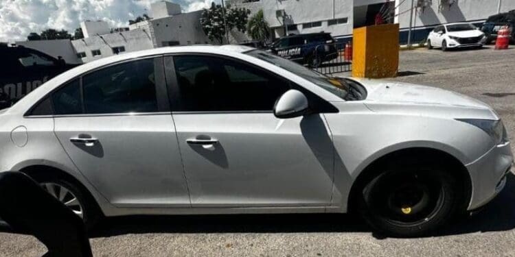 Aseguran policías de Playa del Carmen un vehículo con reporte de robo