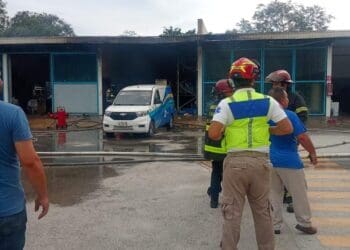 Bomberos de Playa del Carmen sofocan incendio en bodega de refrigeración