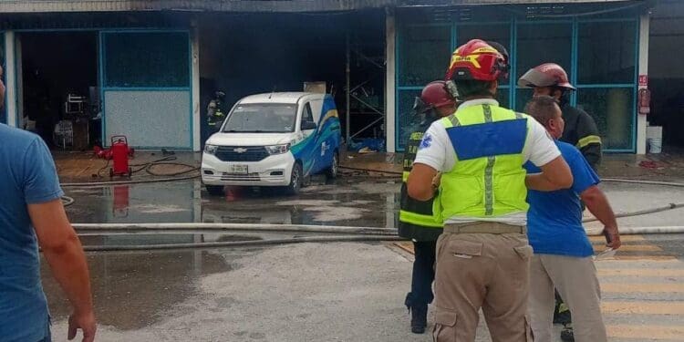 Bomberos de Playa del Carmen sofocan incendio en bodega de refrigeración