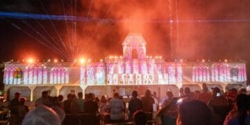 Familias de Playa del Carmen y visitantes disfrutan espectacular videomapping sobre la Independencia de México