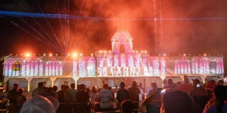 Familias de Playa del Carmen y visitantes disfrutan espectacular videomapping sobre la Independencia de México