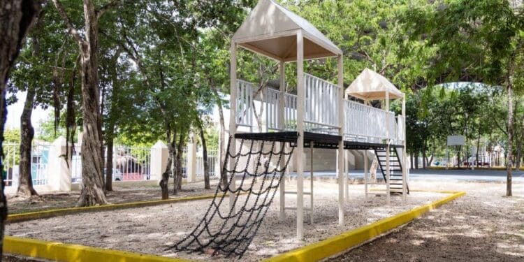 Gobierno de Estefanía Mercado avanza en la recuperación de parques y domos en Playa del Carmen