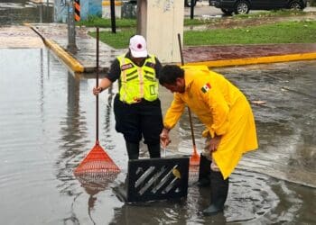 Gobierno de Estefanía Mercado despliega brigadas de apoyo ante las intensas lluvias en Playa del Carmen
