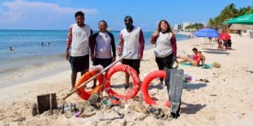 Recolectan más de 2.5 toneladas de residuos en playas y fondo marino de Playa del Carmen