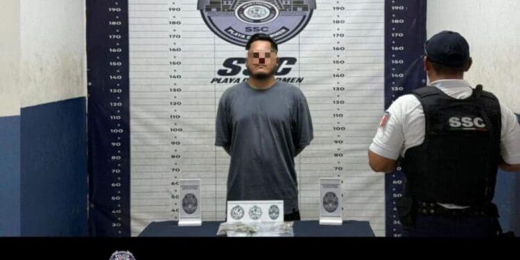 Sujeto es captado infraganti vendiendo marihuana y es detenido en Playa del Carmen