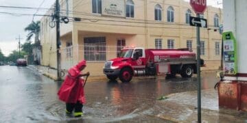 Ayuntamiento de Playa del Carmen intensifica labores de limpieza y desazolve por lluvias