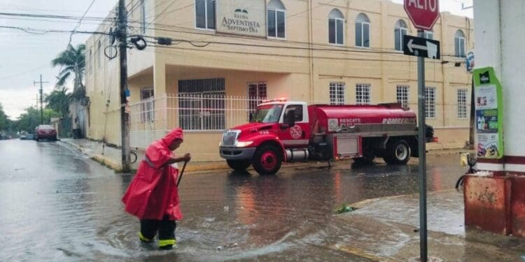 Ayuntamiento de Playa del Carmen intensifica labores de limpieza y desazolve por lluvias