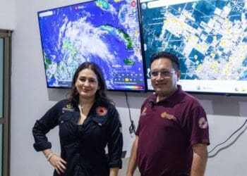 Estefanía Mercado junto al equipo de Protección Civil recorre la ciudad para atender situación por las lluvias