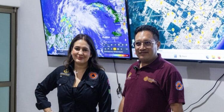 Estefanía Mercado junto al equipo de Protección Civil recorre la ciudad para atender situación por las lluvias