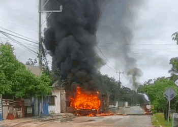 Invasores golpean a periodista e incendian vehículo de la SSC en Playa del Carmen