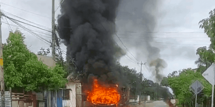 Invasores golpean a periodista e incendian vehículo de la SSC en Playa del Carmen