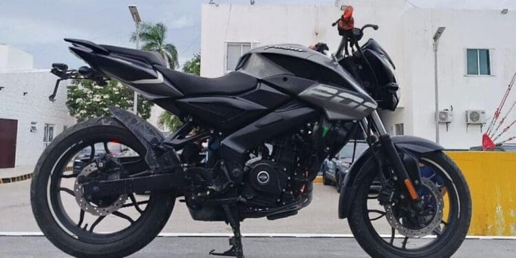 Policías de Playa del Carmen aseguran motocicleta con reporte de robo