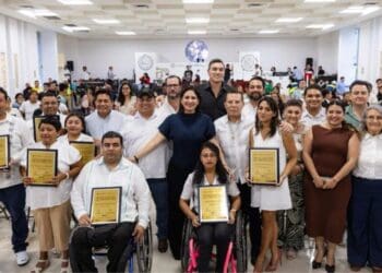 Estefanía Mercado entrega el Premio Municipal del Deporte 2025 acompañada por la leyenda del boxeo mexicano Julio César Chávez