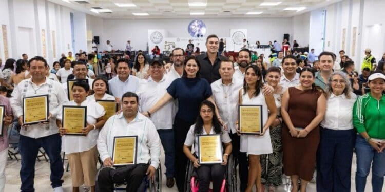 Estefanía Mercado entrega el Premio Municipal del Deporte 2025 acompañada por la leyenda del boxeo mexicano Julio César Chávez