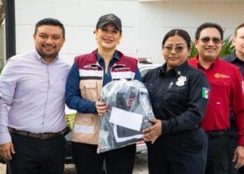 Estefanía Mercado entrega uniformes a Protección Civil y anuncia incremento salarial histórico para Bomberos