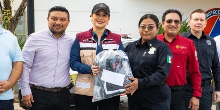 Estefanía Mercado entrega uniformes a Protección Civil y anuncia incremento salarial histórico para Bomberos