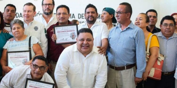 Gobierno de Estefanía Mercado entrega reconocimientos a integrantes de la Caravana Humanitaria de Playa del Carmen