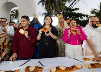 Estefanía Mercado encabeza corte de monumental Rosca de Reyes de 2.5 kilómetros en Playa del Carmen