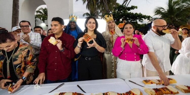 Estefanía Mercado encabeza corte de monumental Rosca de Reyes de 2.5 kilómetros en Playa del Carmen