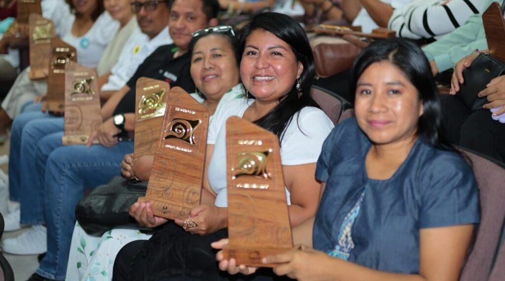 Reciben distintivo "Hecho en Quintana Roo" artesanos y productores playenses