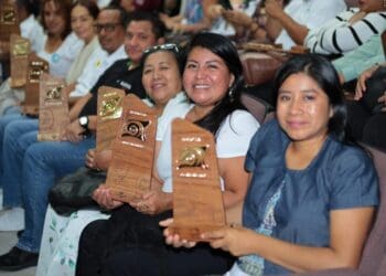 Reciben distintivo "Hecho en Quintana Roo" artesanos y productores playenses