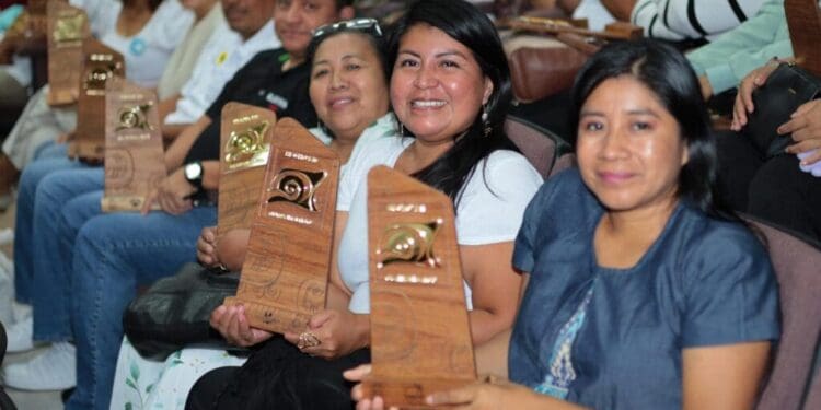Reciben distintivo "Hecho en Quintana Roo" artesanos y productores playenses
